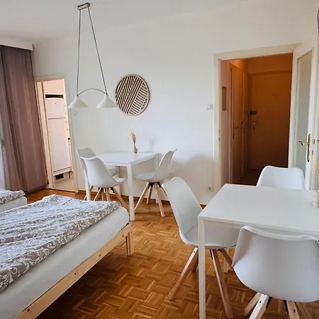 Zentral & Im Gruenen, Moderne Balkonwohnung Nahe Wien * Stockerau