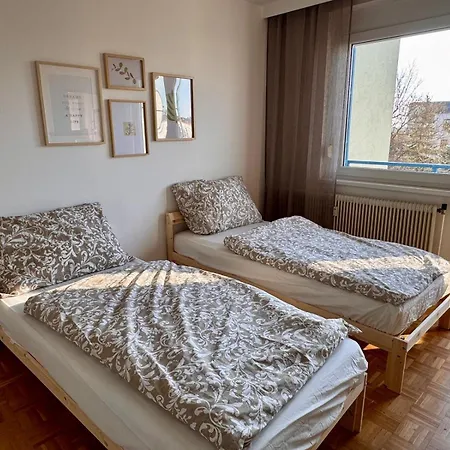 Zentral & Im Gruenen, Moderne Balkonwohnung Nahe Wien Apartament