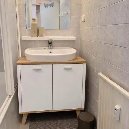 Zentral & Im Gruenen, Moderne Balkonwohnung Nahe Wien